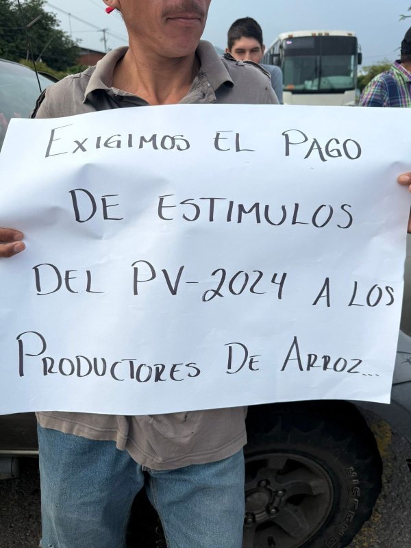 Productores de arroz bloquean carretera en Lombardía; exigen pago del precio de garantía