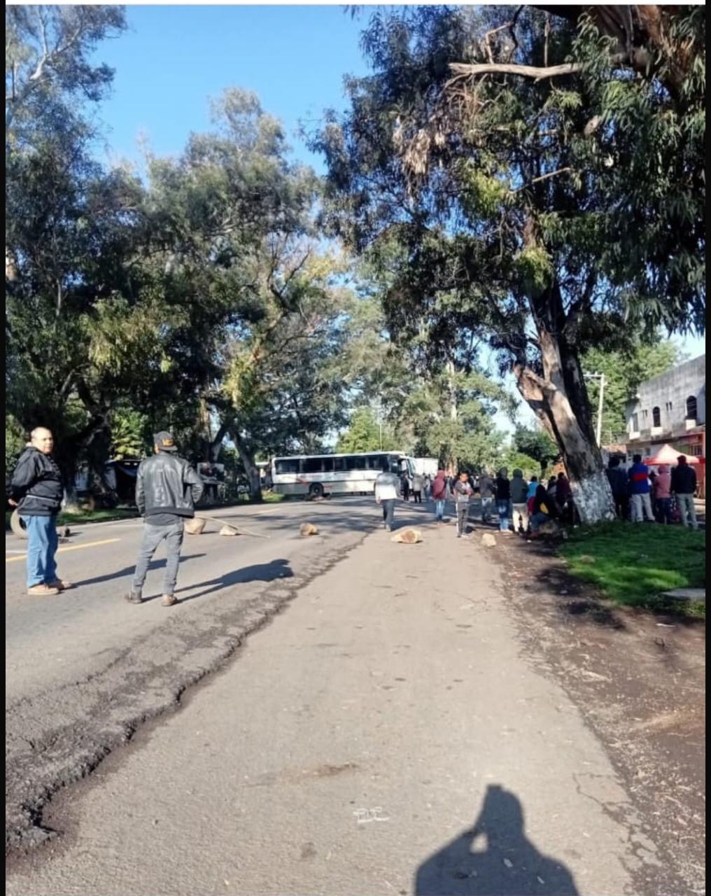 Bloquean carretera Carapan-Zamora; exigen presupuesto directo