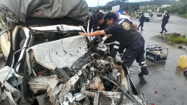 Encontr0nazo entre camioneta y un camión torton deja 1 h3rido en Zitácuaro 