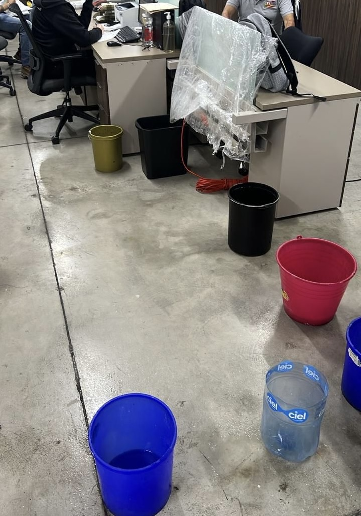 Trabajadores del Ayuntamiento de Morelia trabajan, “bajo la lluvia”