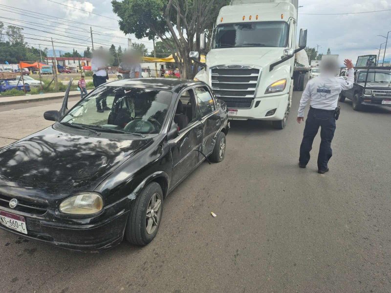 Auto y tractocamión protagonizan choque en la Av. Morelos Norte de Morelia 