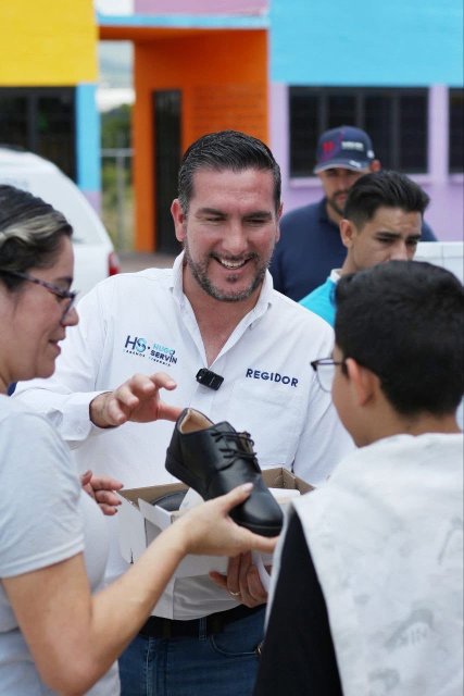 Con calzado a bajo costo, apoya Hugo Servín a alumnos de la Escuela Primaria “Símbolos Patrios”