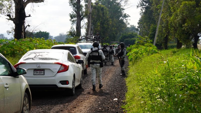 Abandonan un ejecutado con narcomensaje, en brecha de Zamora 