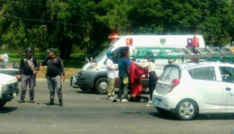 Mujer motociclista ch0ca contra taxi en la Av. Madero Oriente de Morelia 