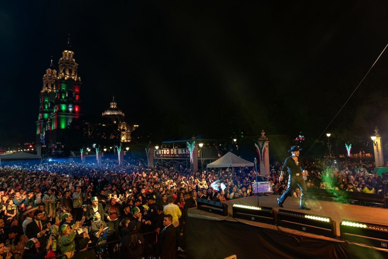 Miles de michoacanos celebran las fiestas patrias con Christian Nodal