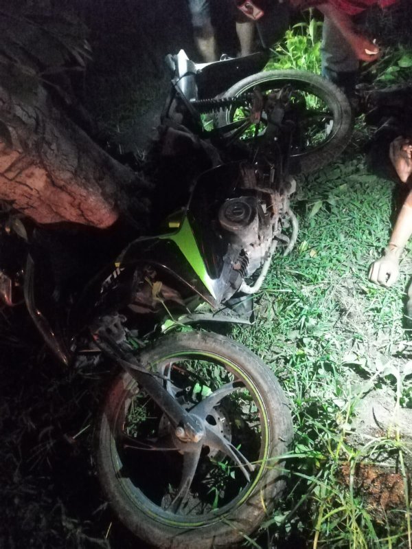 Motociclista resulta gravem3nte h3rido tras imp4ctarse contra un árbol en Apatzingán