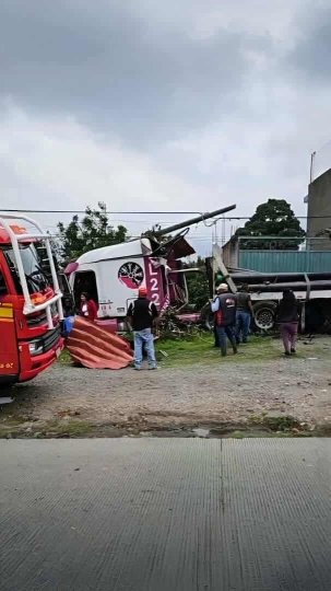 Mu3re una persona y varias resultan herid4s en accid3nte de tractocamión en Zitácuaro