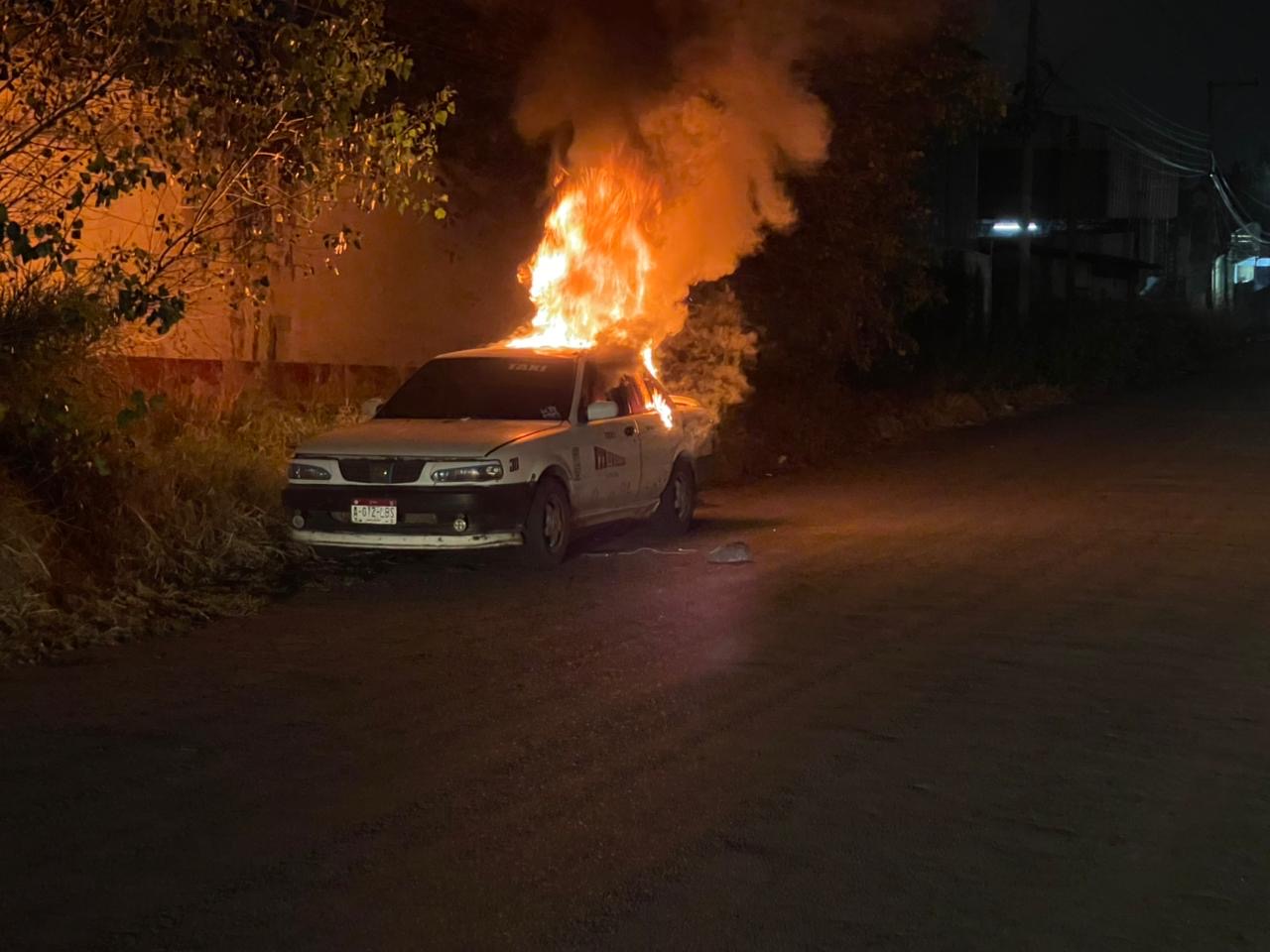 Arde taxi en la colonia Nueva Valladolid, Morelia 