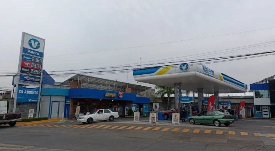 Sujetos armados asaltan gasolinera y tienda de conveniencia, en Uruapan 