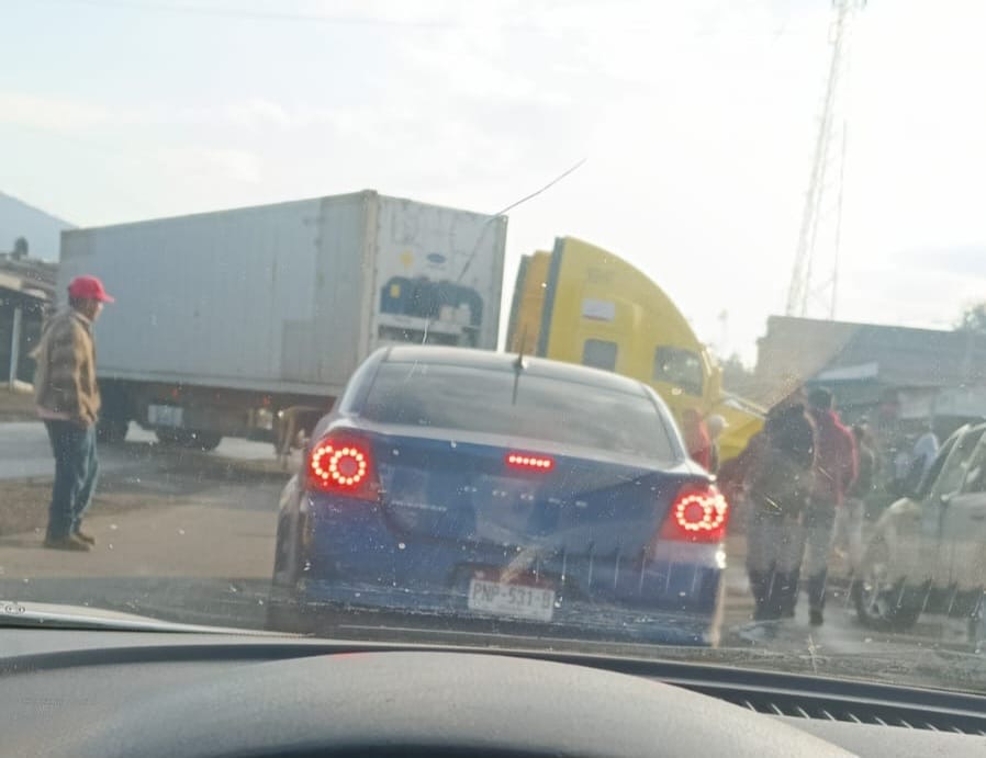 Habitantes de Capacuaro bloquean carretera tras aseguramiento de madera ilegal