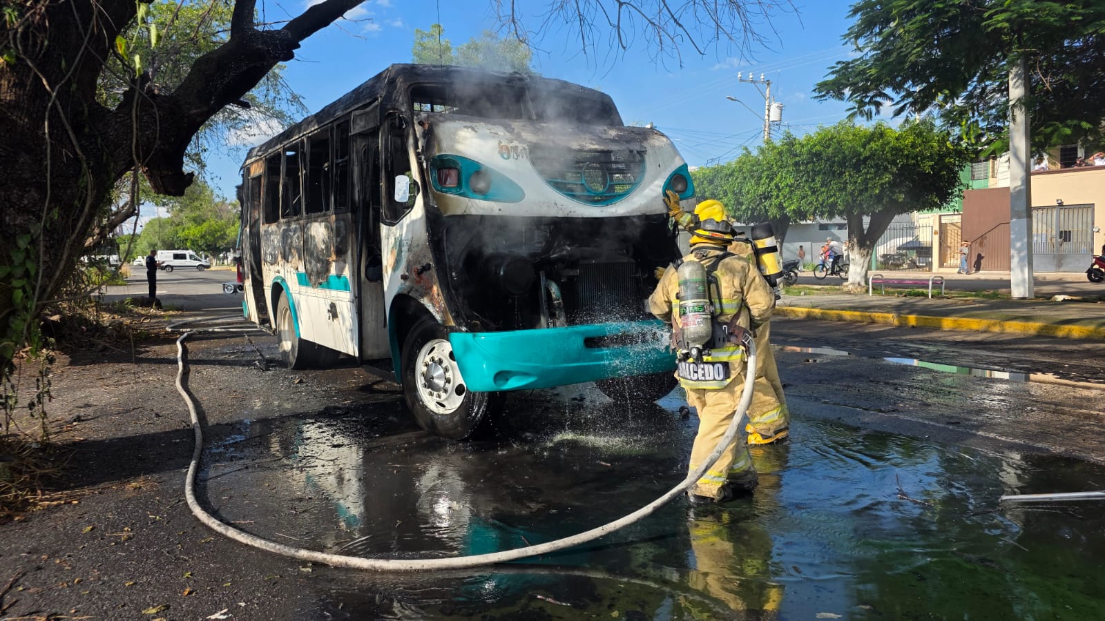 Se registra incendio de camión del transporte público en Zamora