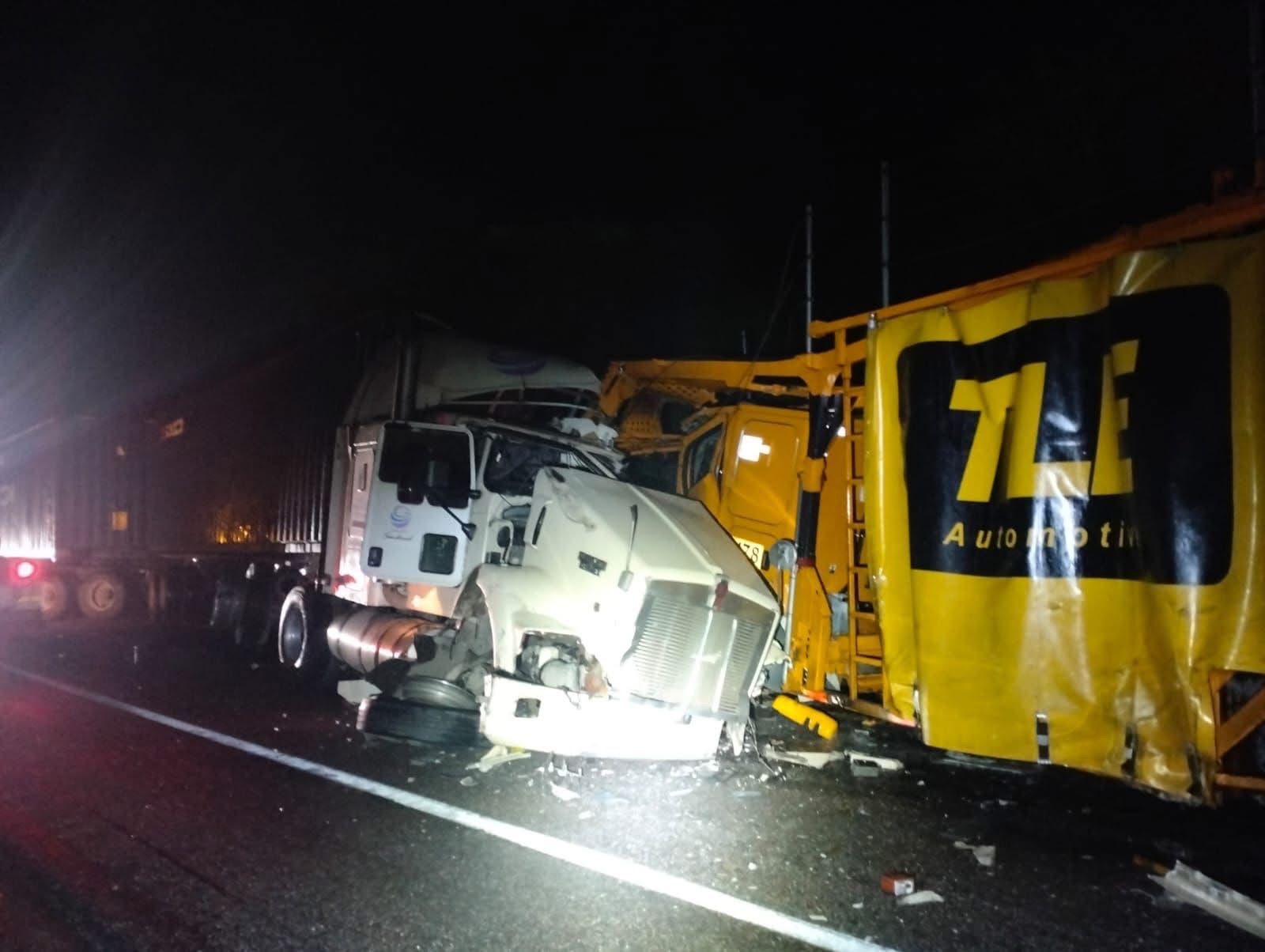 Se registra ch0que de frente entre camiones de carga en la autopista Siglo XXI