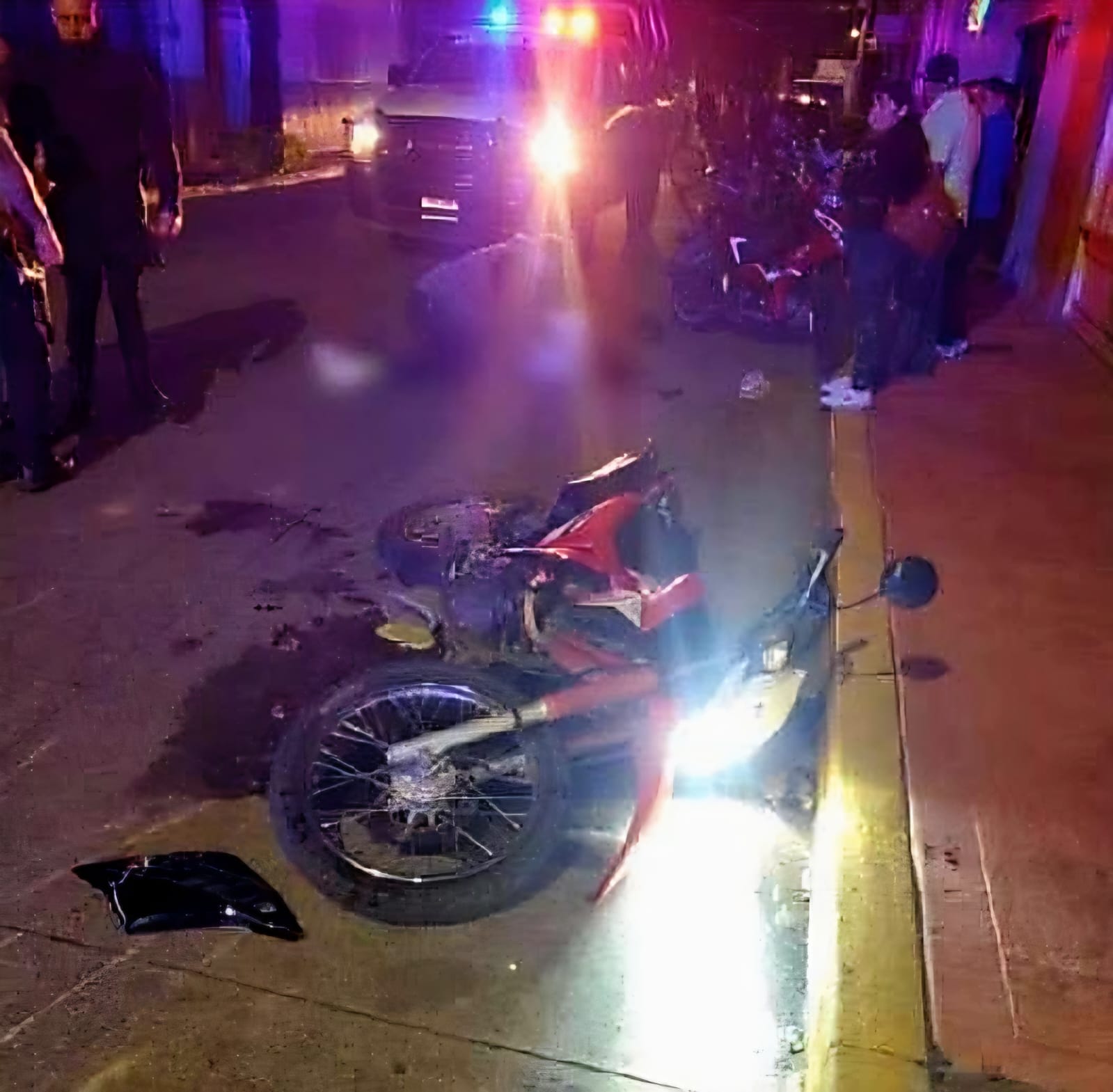 Mujer mu3re en aparat0so choque de motocicletas, en Tanhuato