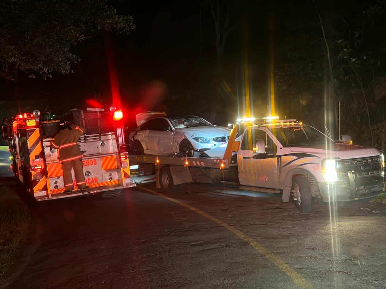 Automóvil vuelca tras caer a desnivel en la Antigua Carretera a Pátzcuaro