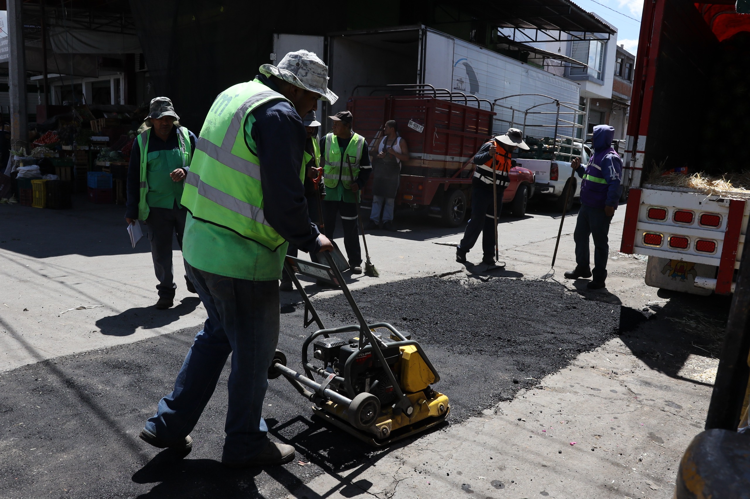 En distintos puntos, Gobierno de Morelia realiza acciones de bacheo y mantenimiento vial