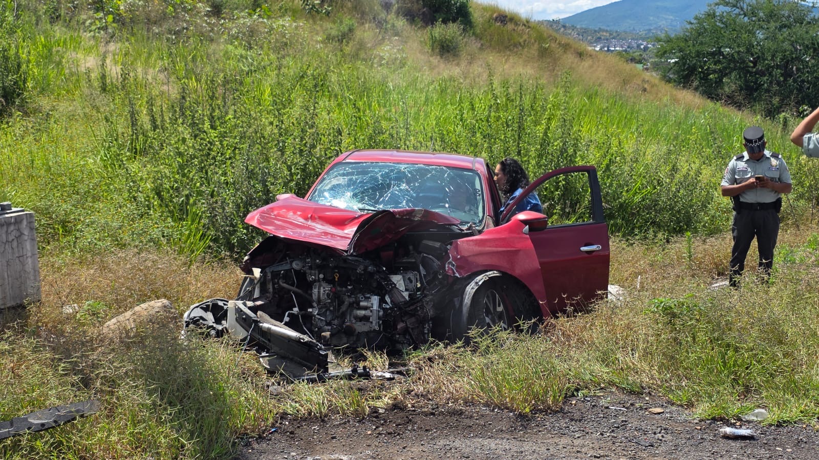 Una mujer herida en choque de tráiler y auto, en el Libramiento Norte de Zamora