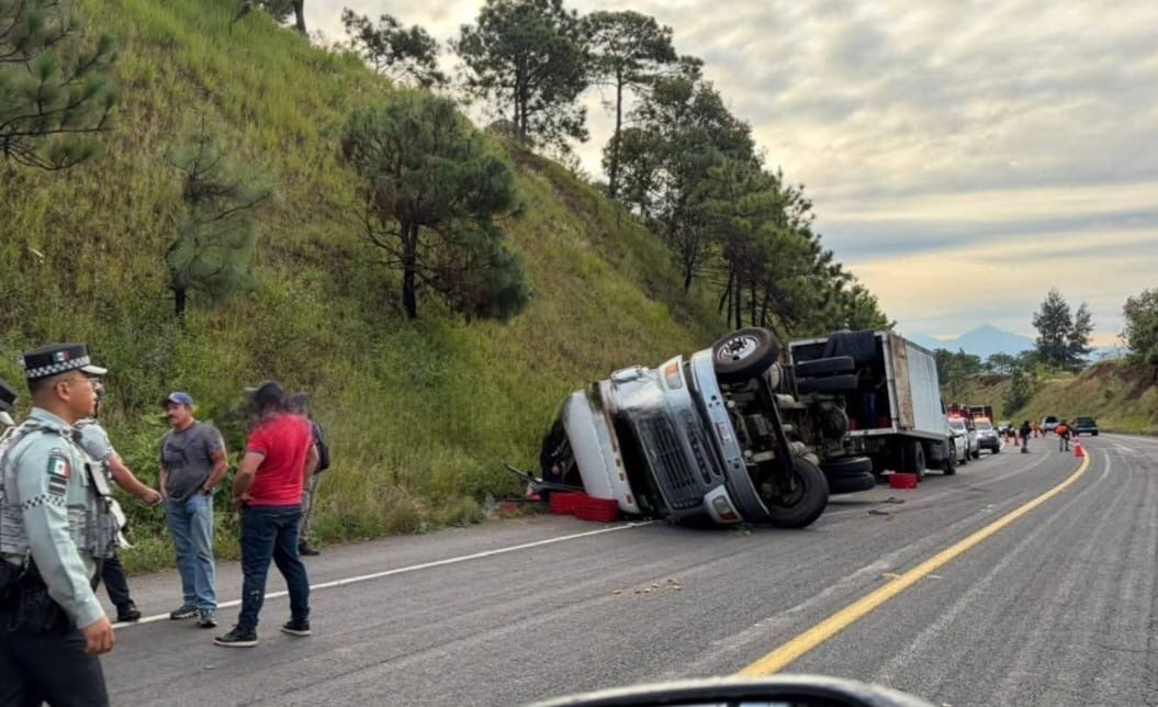 Vuelca camión aguacatero en la autopista Uruapan - Pátzcuaro; no hay víctimas 