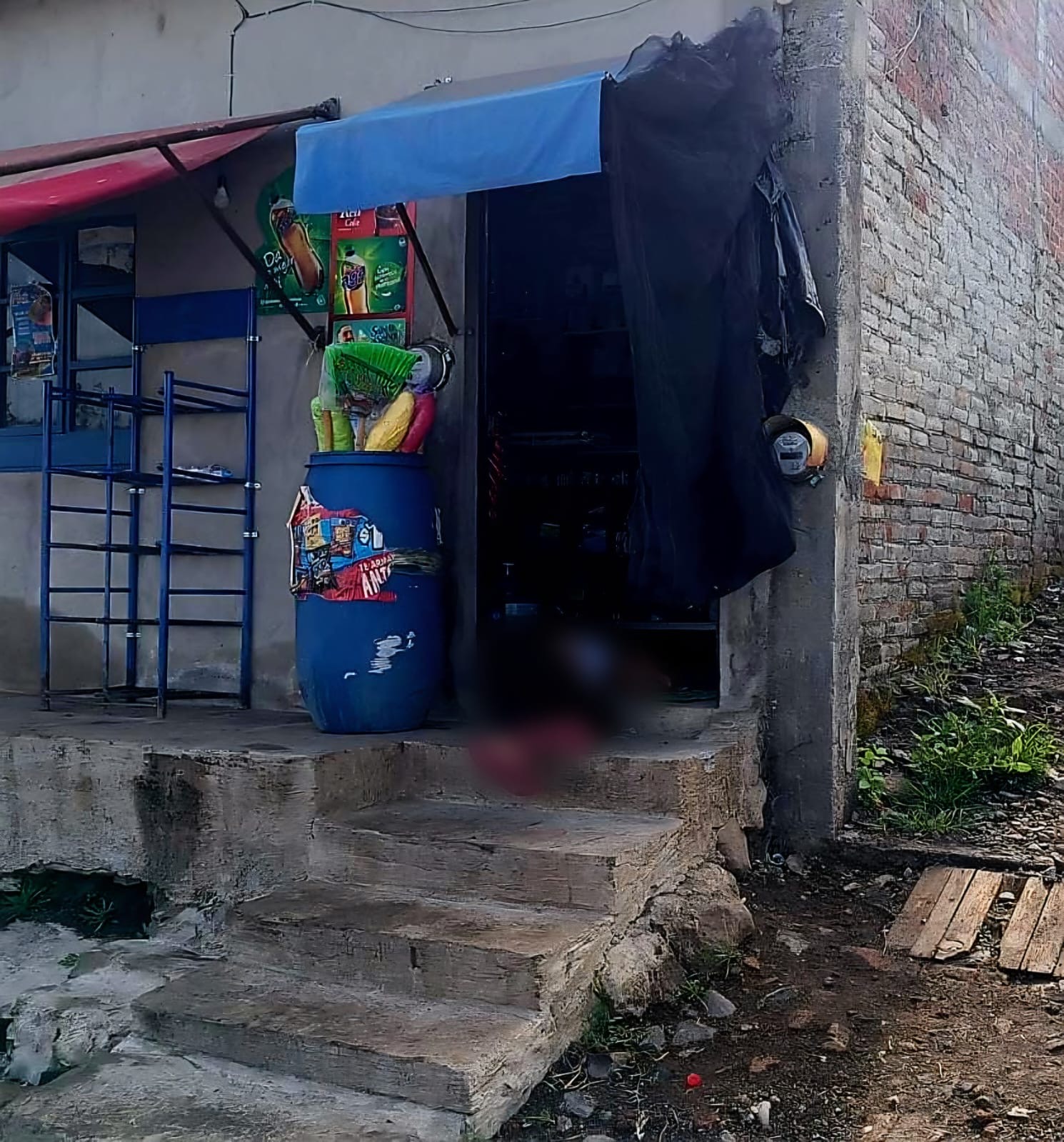 Frente a su hijo, joven mujer es asesinada con armas largas en Jacona