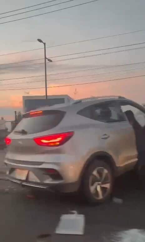 Camioneta choca contra árbol y poste metálico en Av. Madero Poniente de Morelia 