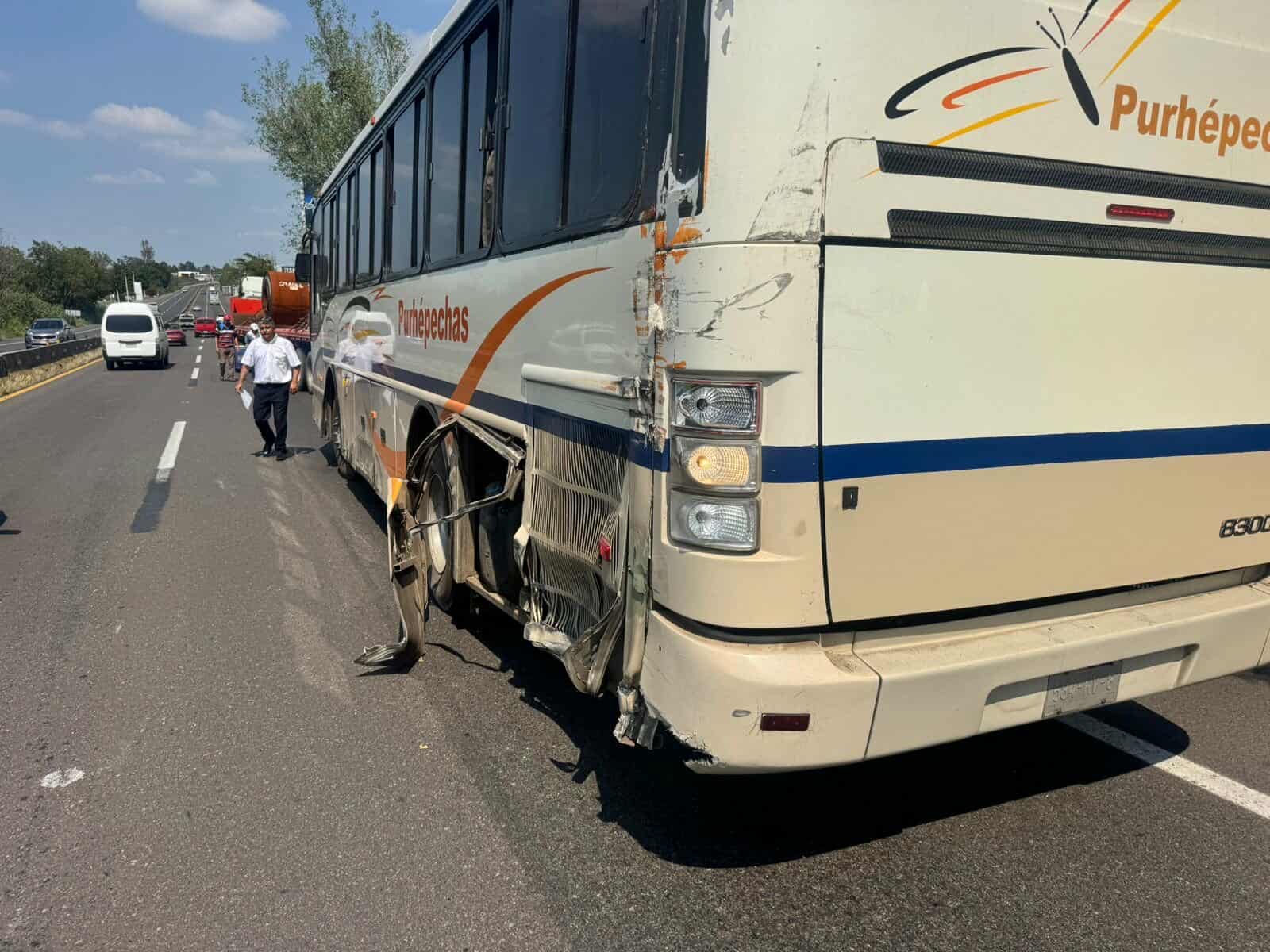 Choque entre autobús y tráiler en la carretera Morelia-Pátzcuaro deja daños materiales