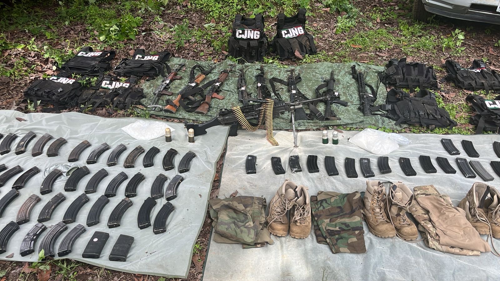 Aseguran armam3nto y vehículos del CJNG en operativo militar en Uruapan