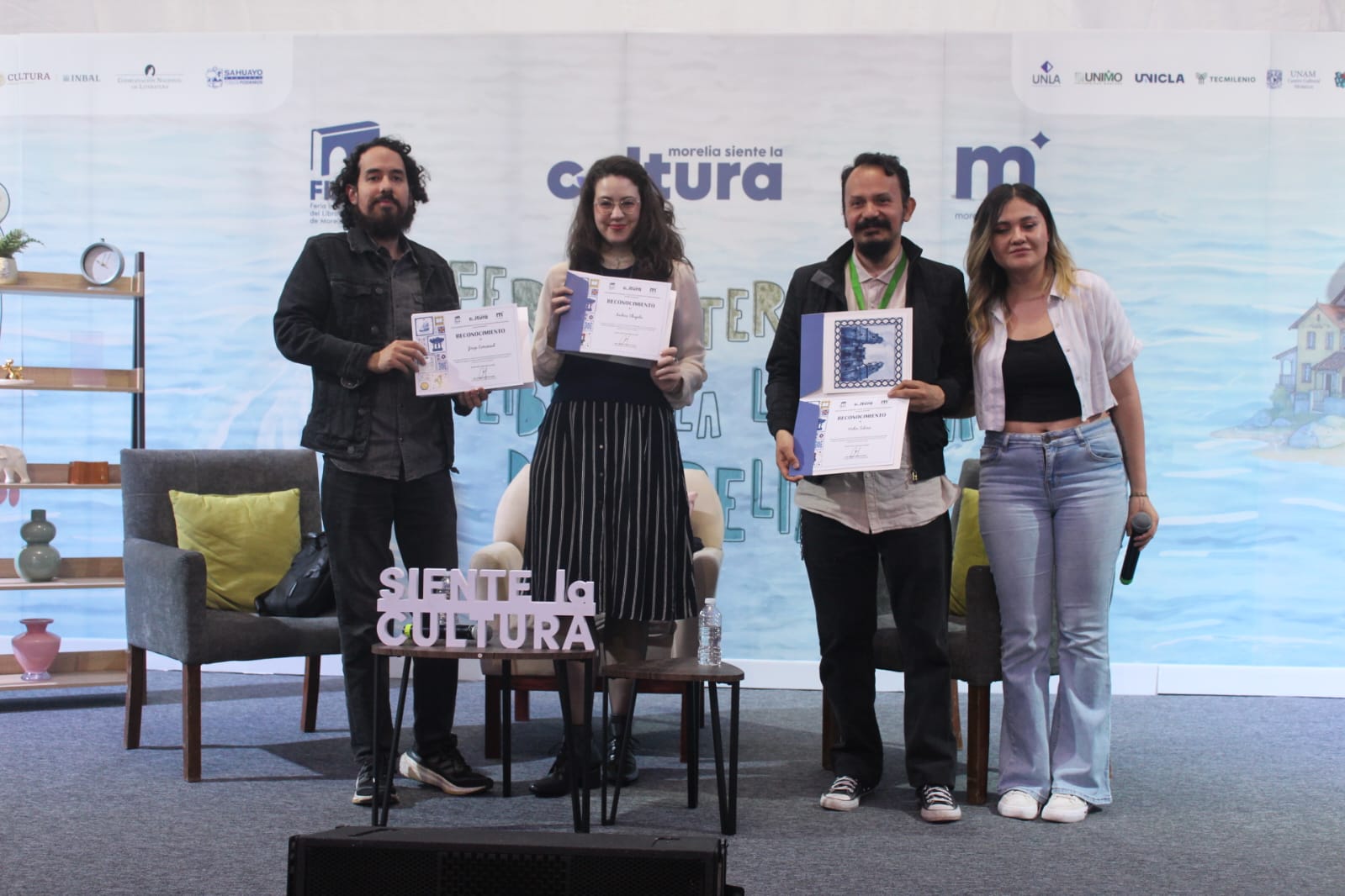 Andrea Chapela se presenta con gran audiencia en la FILLM