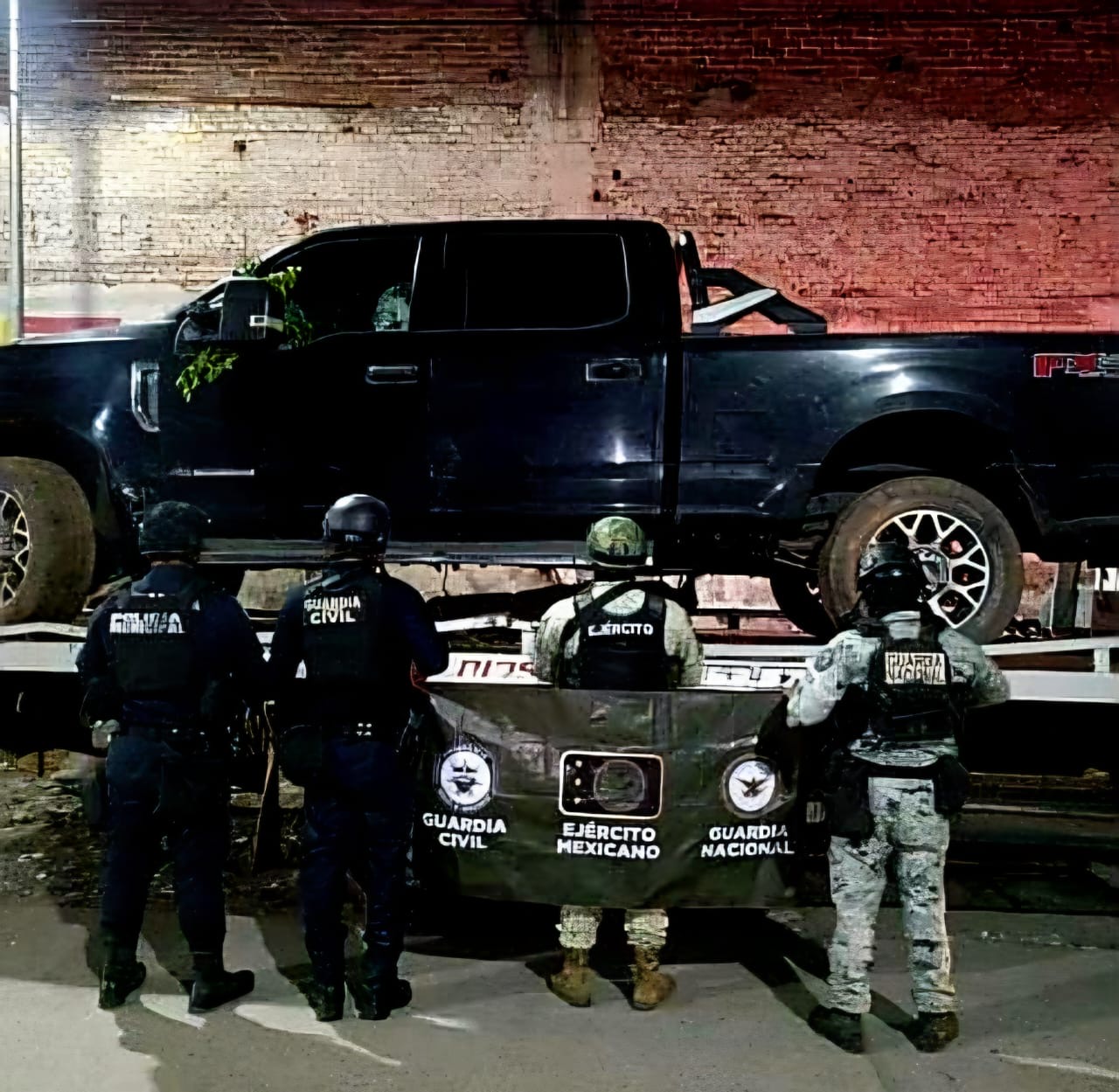 Confiscan camioneta robada con municiones en Apatzingán