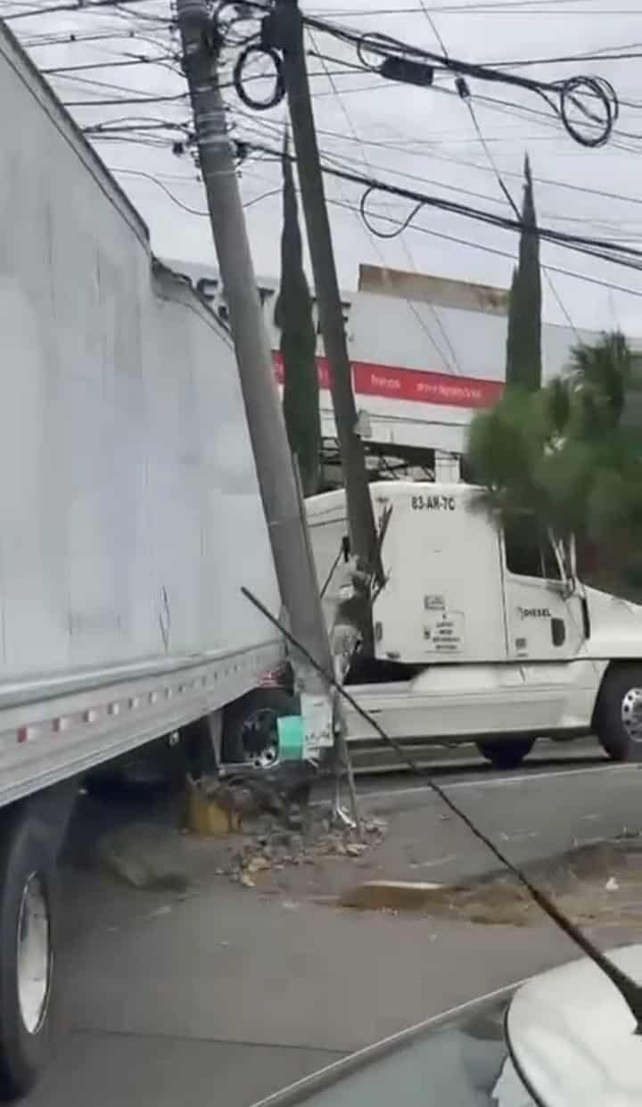 Tráiler destr0za 2 postes en la Av. Periodismo, uno es de la CFE