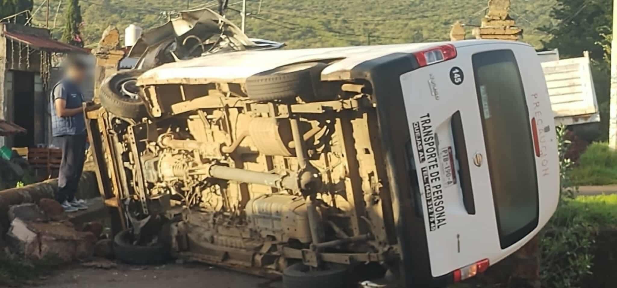 Choca vehículo de transporte de personal contra objeto fijo y vuelca, en Tacícuaro 