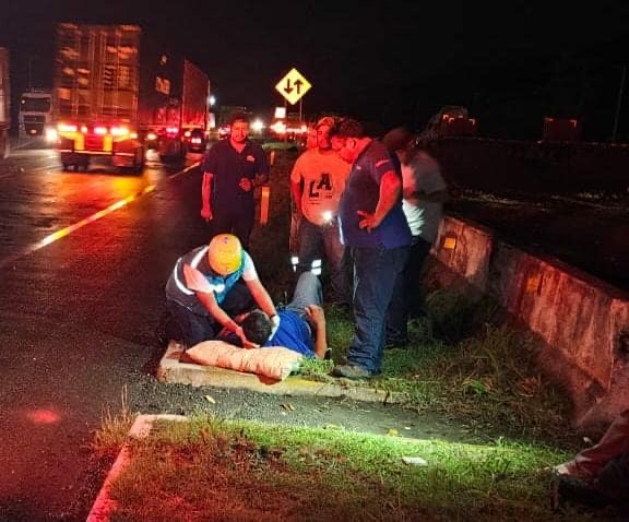Hombre queda herido al ser atropellado en la Autopista Siglo XXI