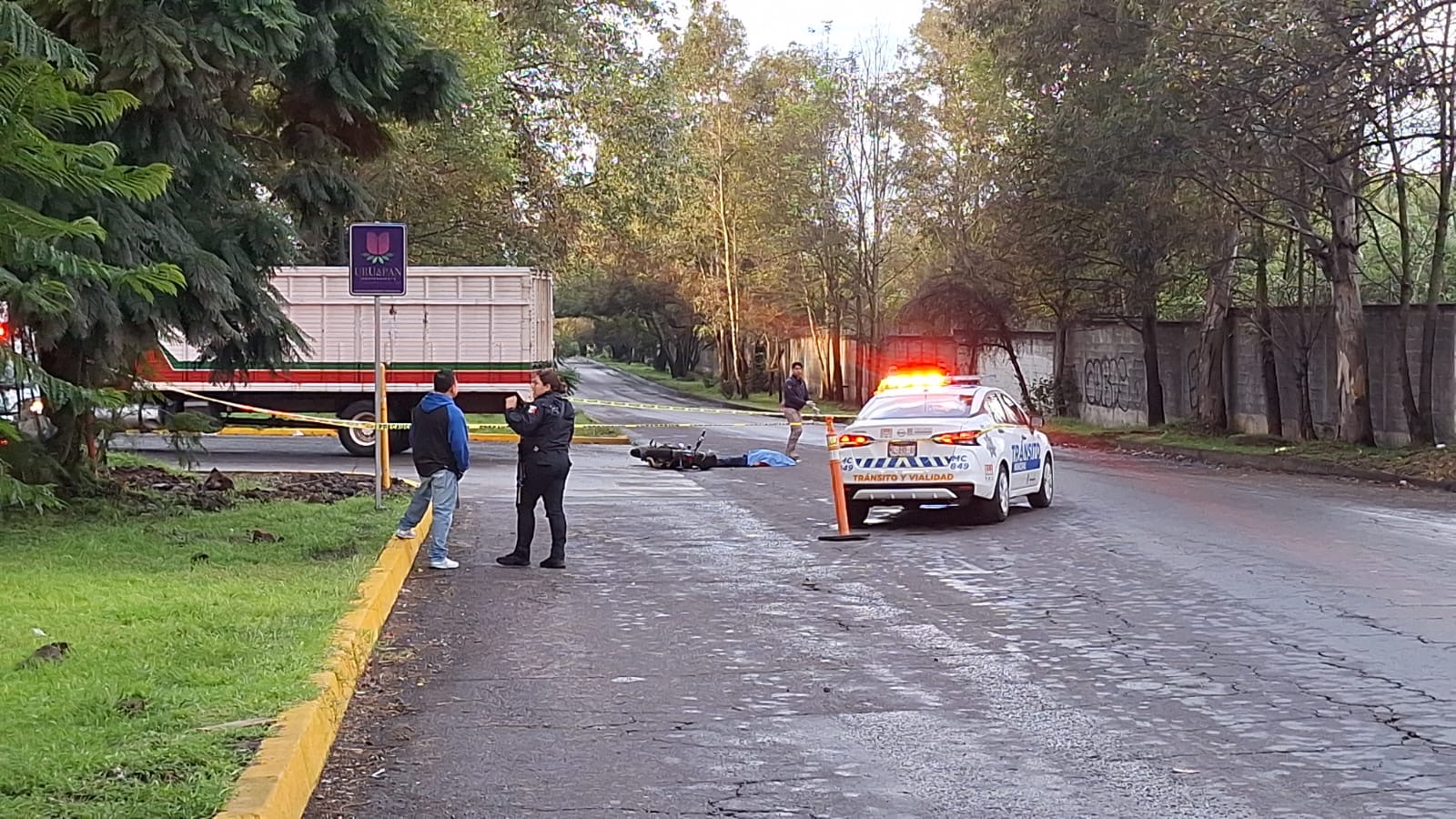 Motociclista muere al estrellarse contra un camión aguacatero, en el Libramiento de Uruapan 