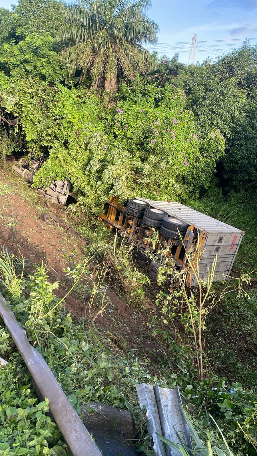 Camión sale del camino en la autopista Siglo XXI; conductor resulta ileso