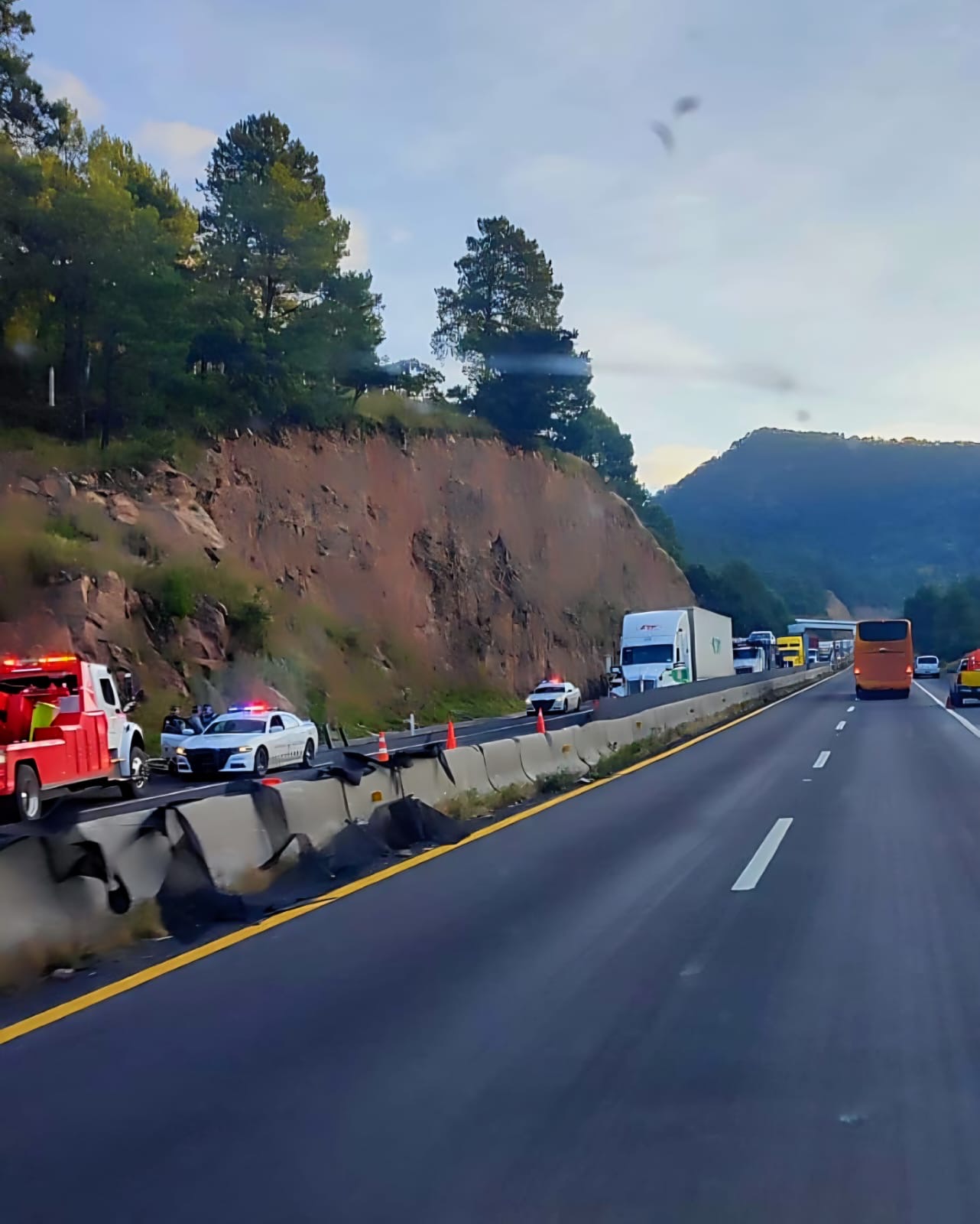 Muere mujer en accidente múltiple sobre la Autopista de Occidente, en Zinapécuaro