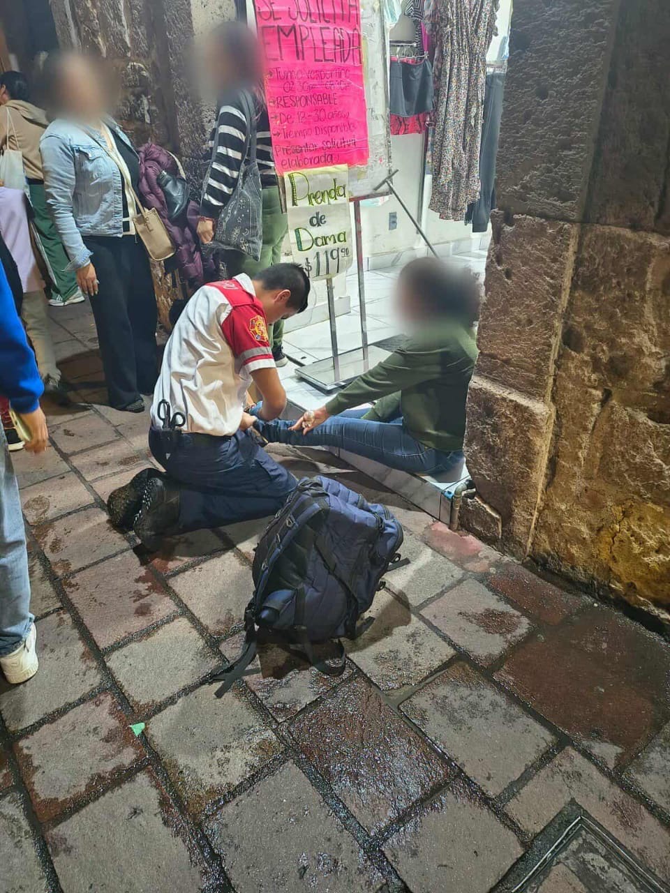 Mujer cae a registro al romperse tapa en el Centro Histórico de Morelia