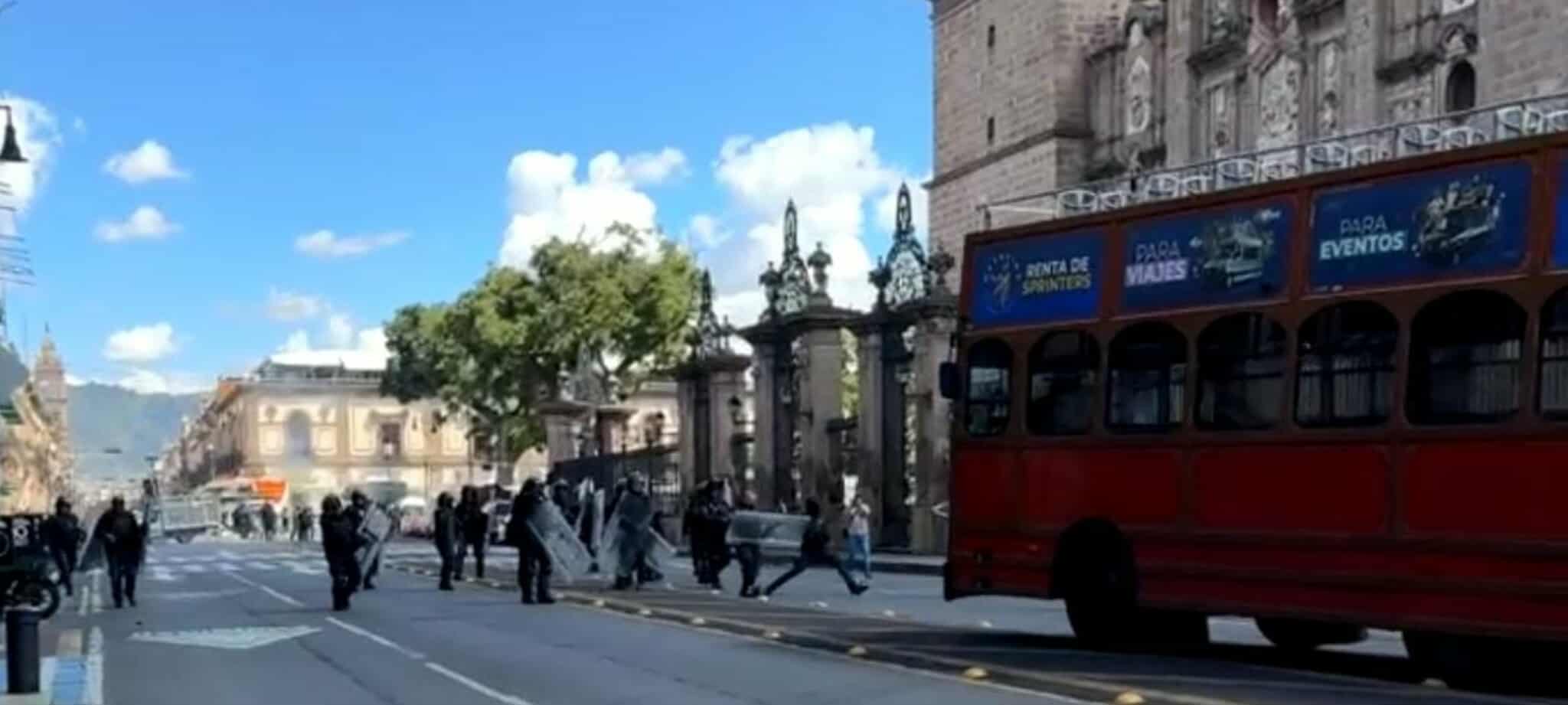 FNLS desata caos en el Centro Histórico de Morelia; daña 2 tranvías turísticos y se enfrenta a la UROP 
