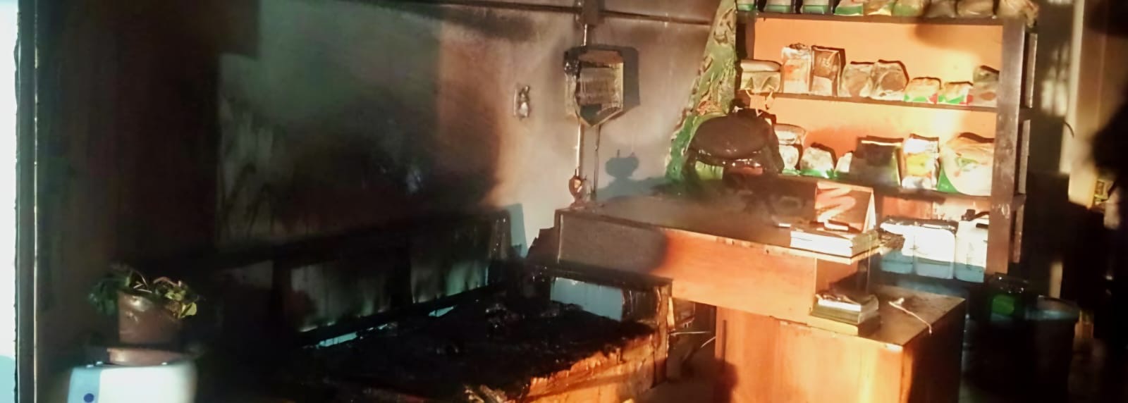 Negocio de agroquímicos arde en llamas en límites de Ario de Rosales con Salvador Escalante