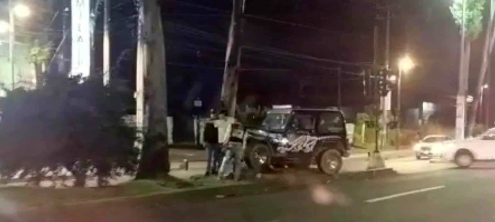 Jeep choca contra árbol en la Av. Madero Poniente de Morelia 