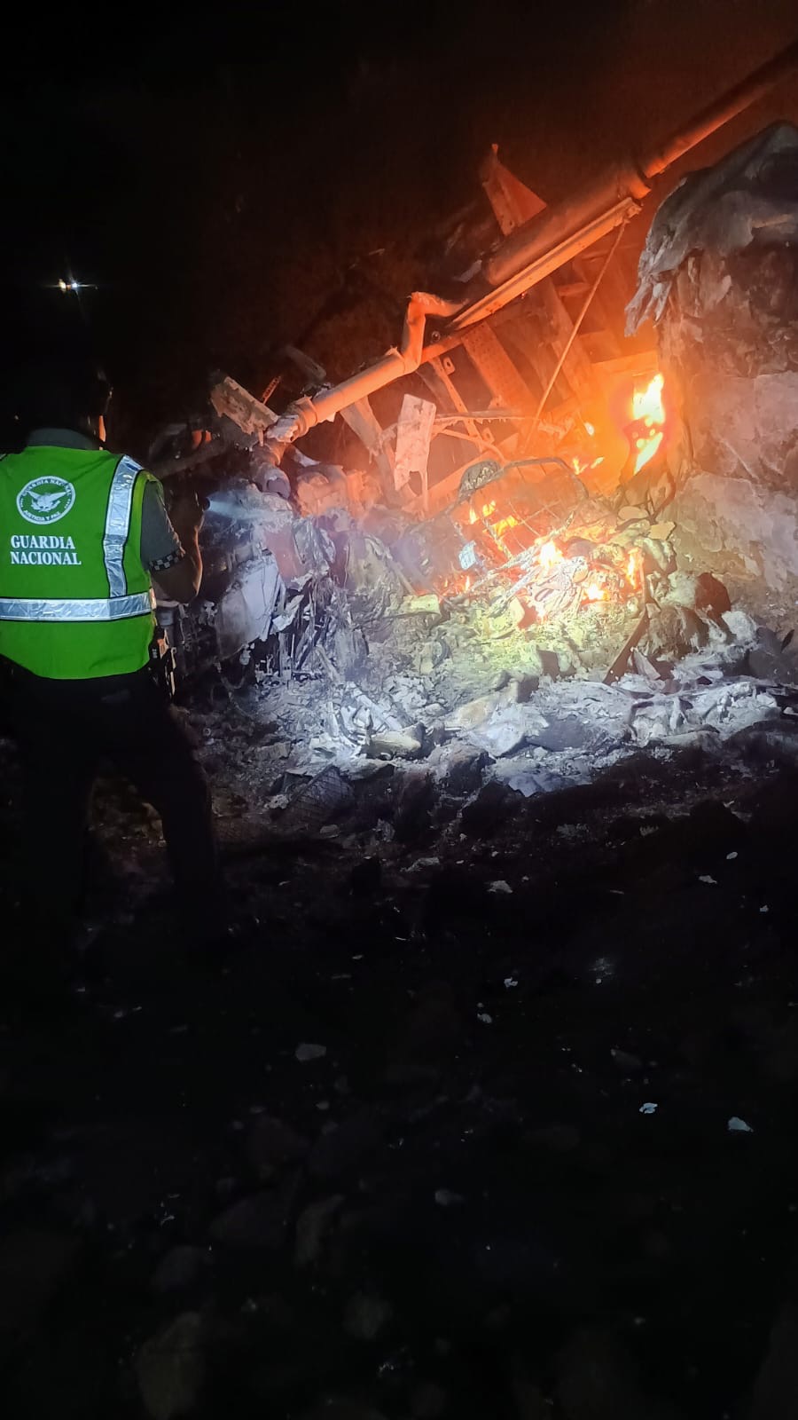 Muere conductor tras volcadura e incendio de tráiler en la Autopista Siglo XXI