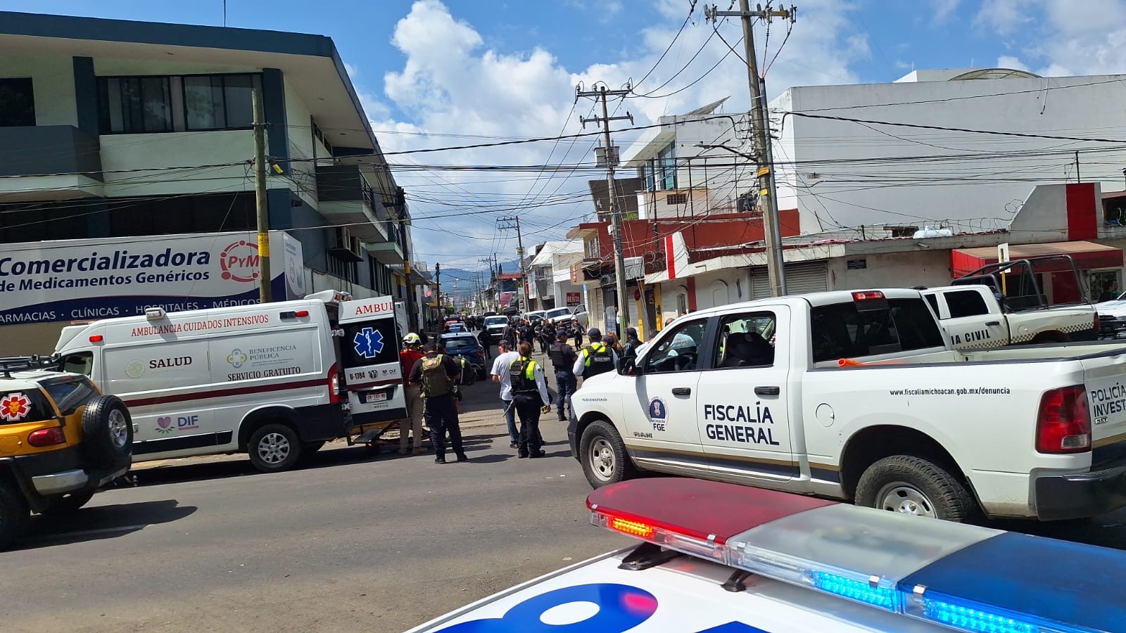 A balazos sujeto trata de evitar detención de su hijo; hay un oficial lesionado y tres detenidos