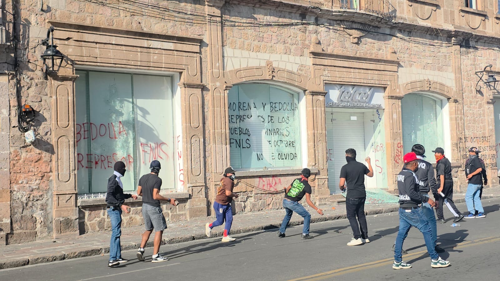 Normalistas dejan caos y destrucción en Morelia