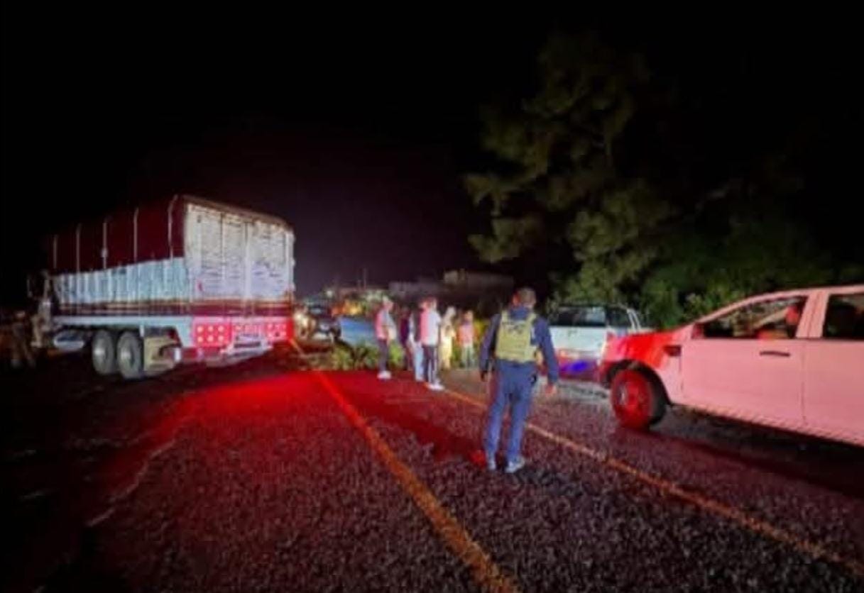 Pobladores bloquean la Opopeo-Santa Clara del Cobre tras desaparición de Isidro Martínez