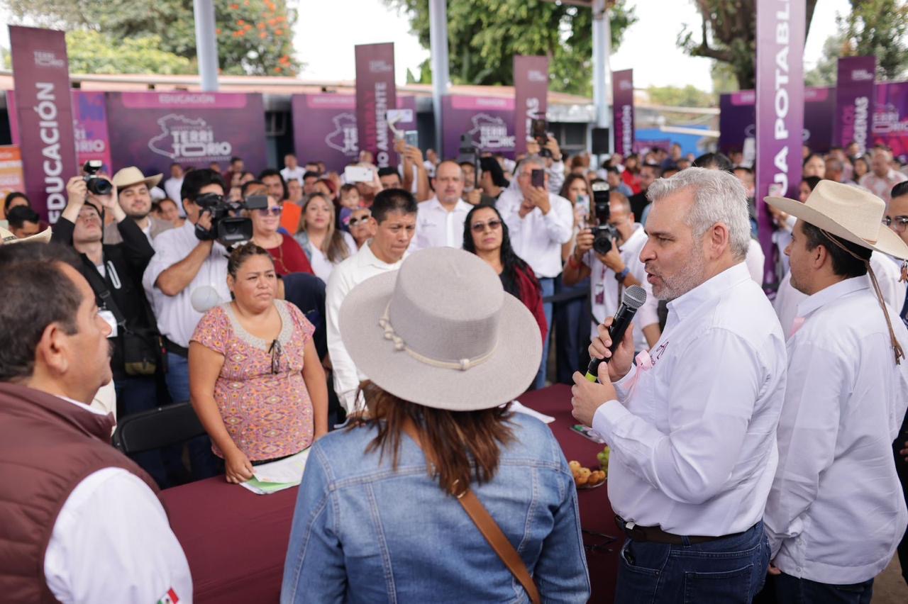 En audiencia pública, anuncia Bedolla próxima apertura de autopista Siglo XXI, tramo Pátzcuaro-Uruapan