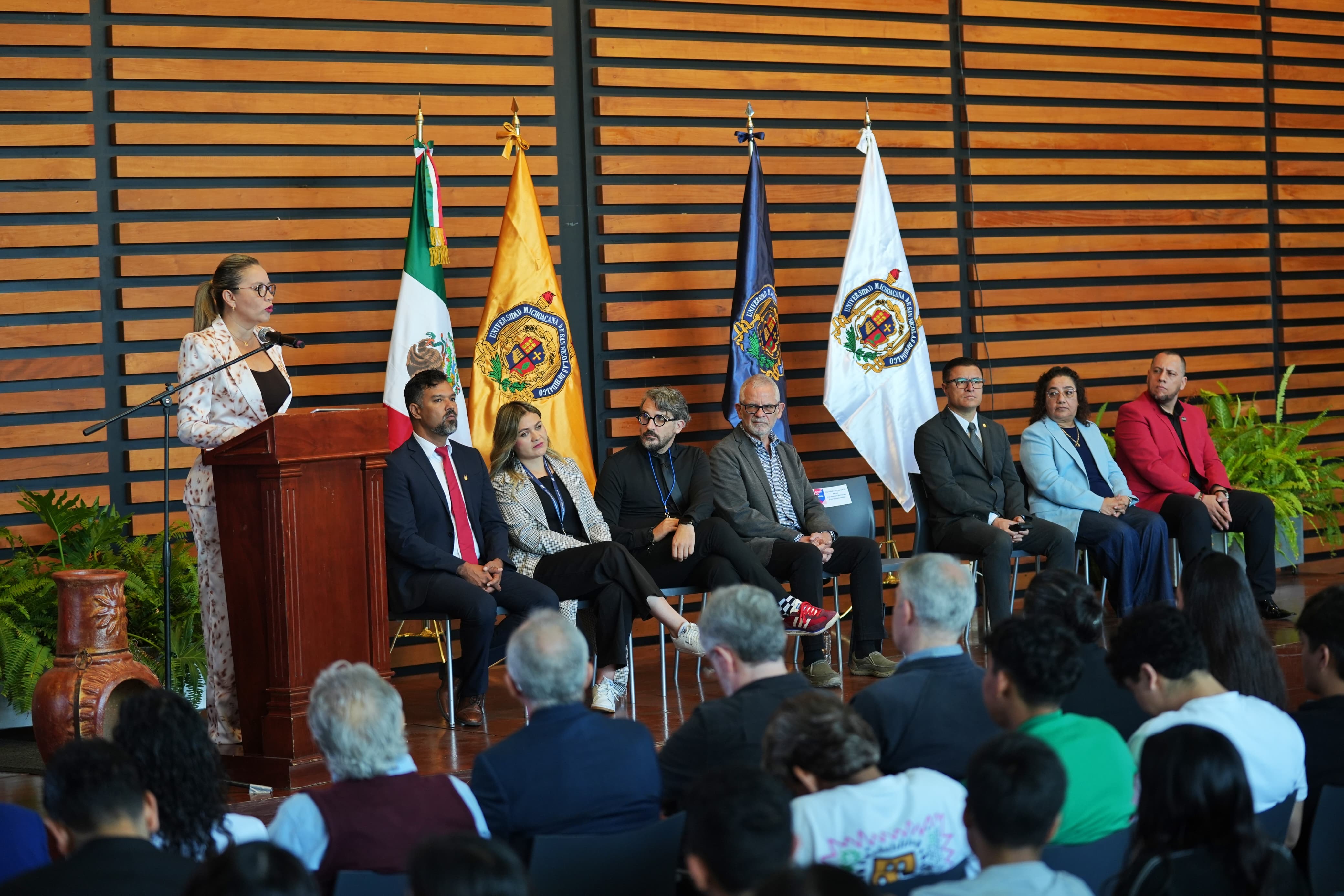 A romper paradigmas y a seguir creando, convoca Yarabí Ávila a estudiantes nicolaitas