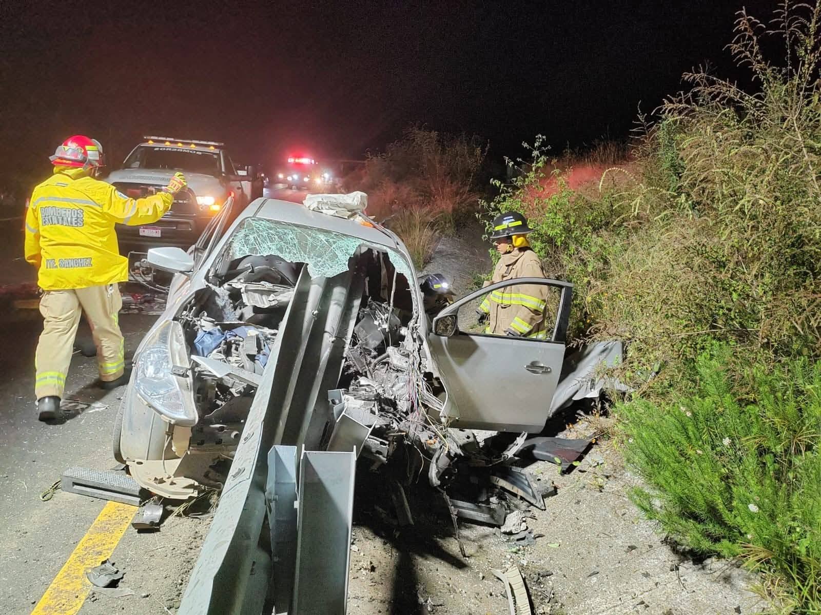 Auto choca contra barrera metálica de contención en la Morelia-Pátzcuaro; hay 1 h3rido 
