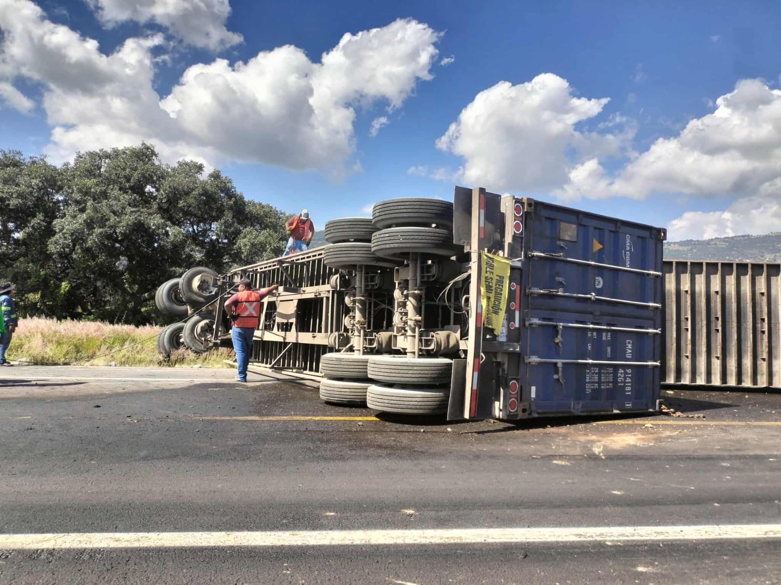 Se accid3nta tráiler en la Pátzcuaro-Cuitzeo y se inc3ndia cabina