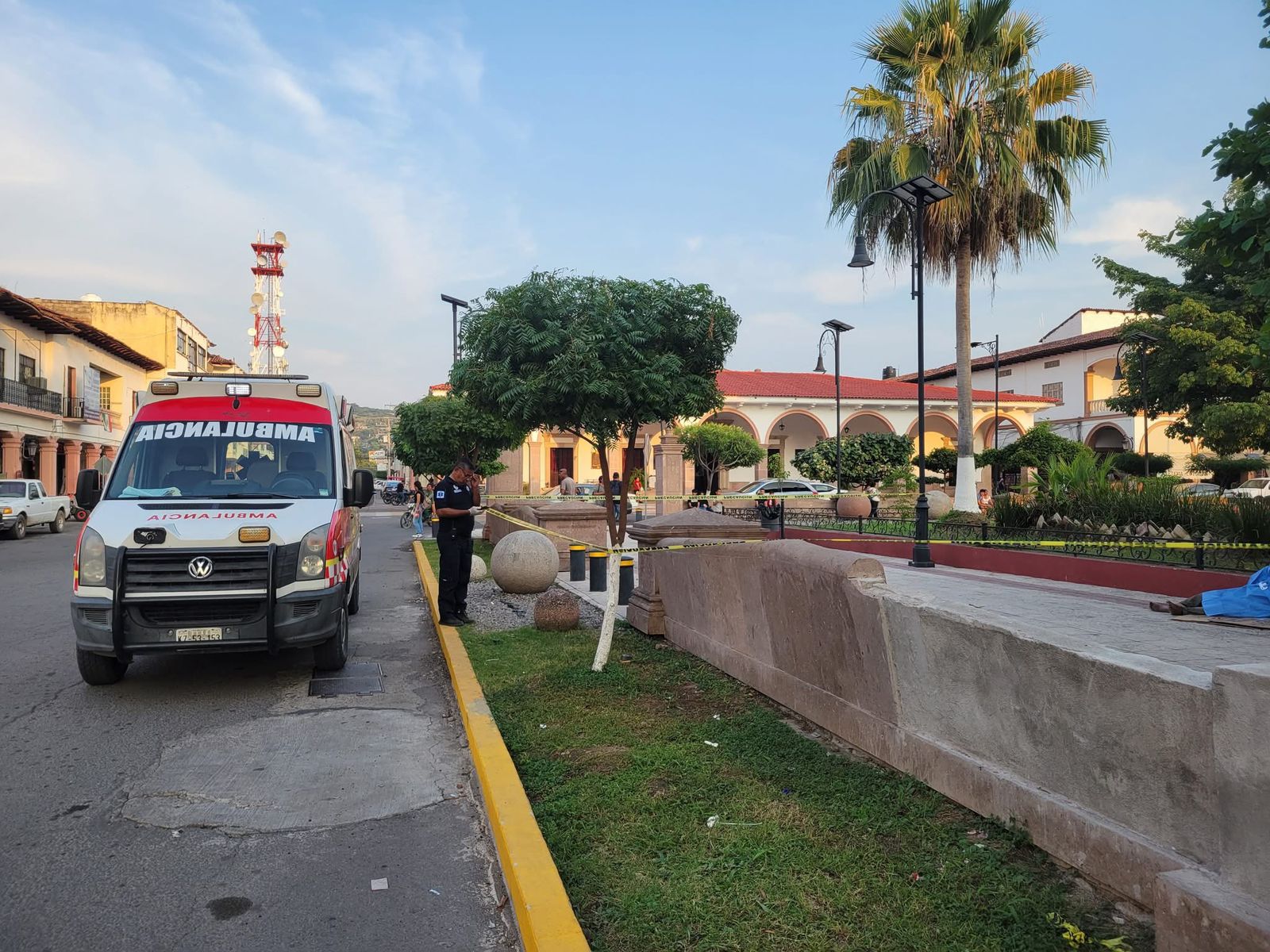 Hombre en situación de calle fallece en la plaza Constituyentes de Apatzingán