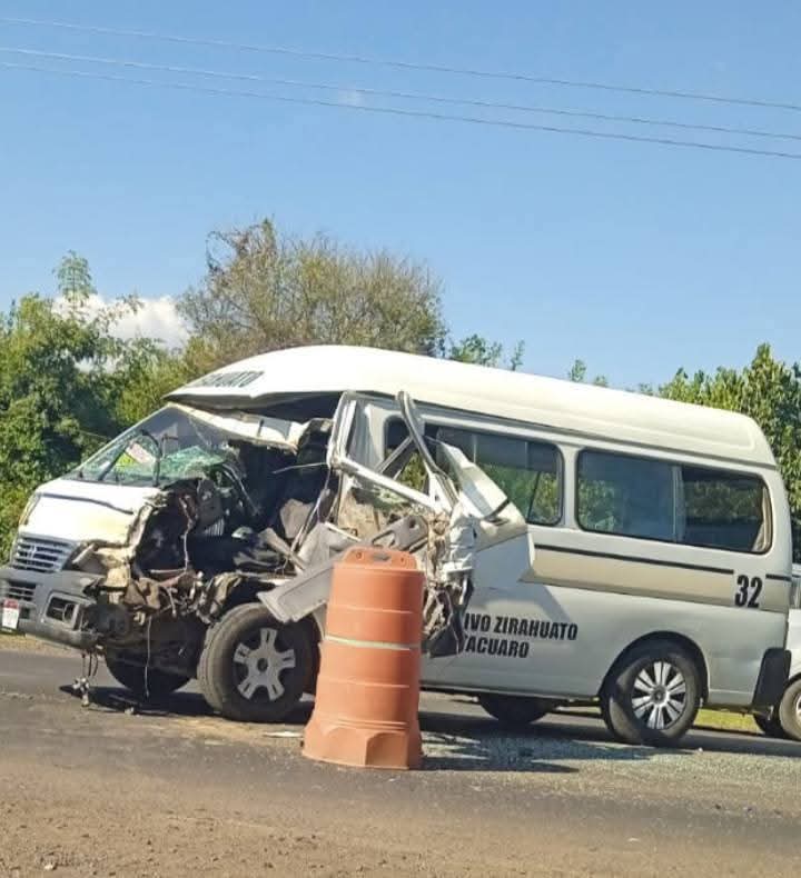 Combi es chocada por camioneta en Zitácuaro; hay 3 herid0s 
