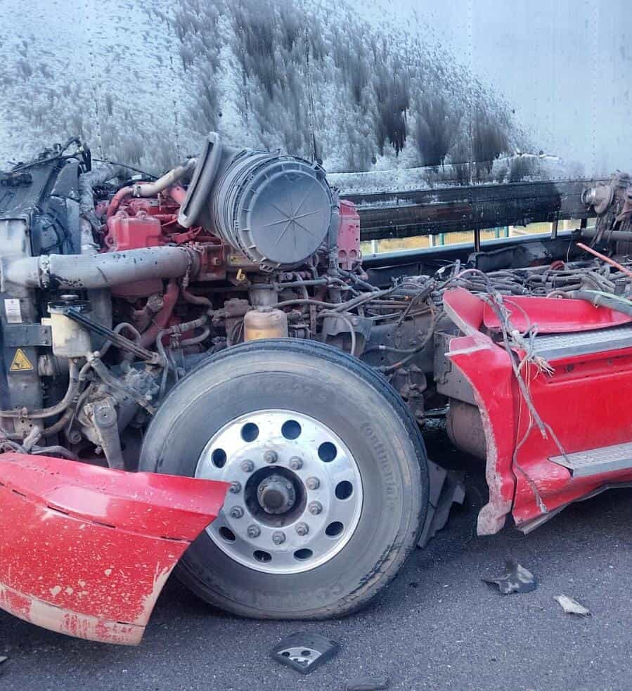 Tráiler choca contra tractocamión en la Pátzcuaro-Cuitzeo 