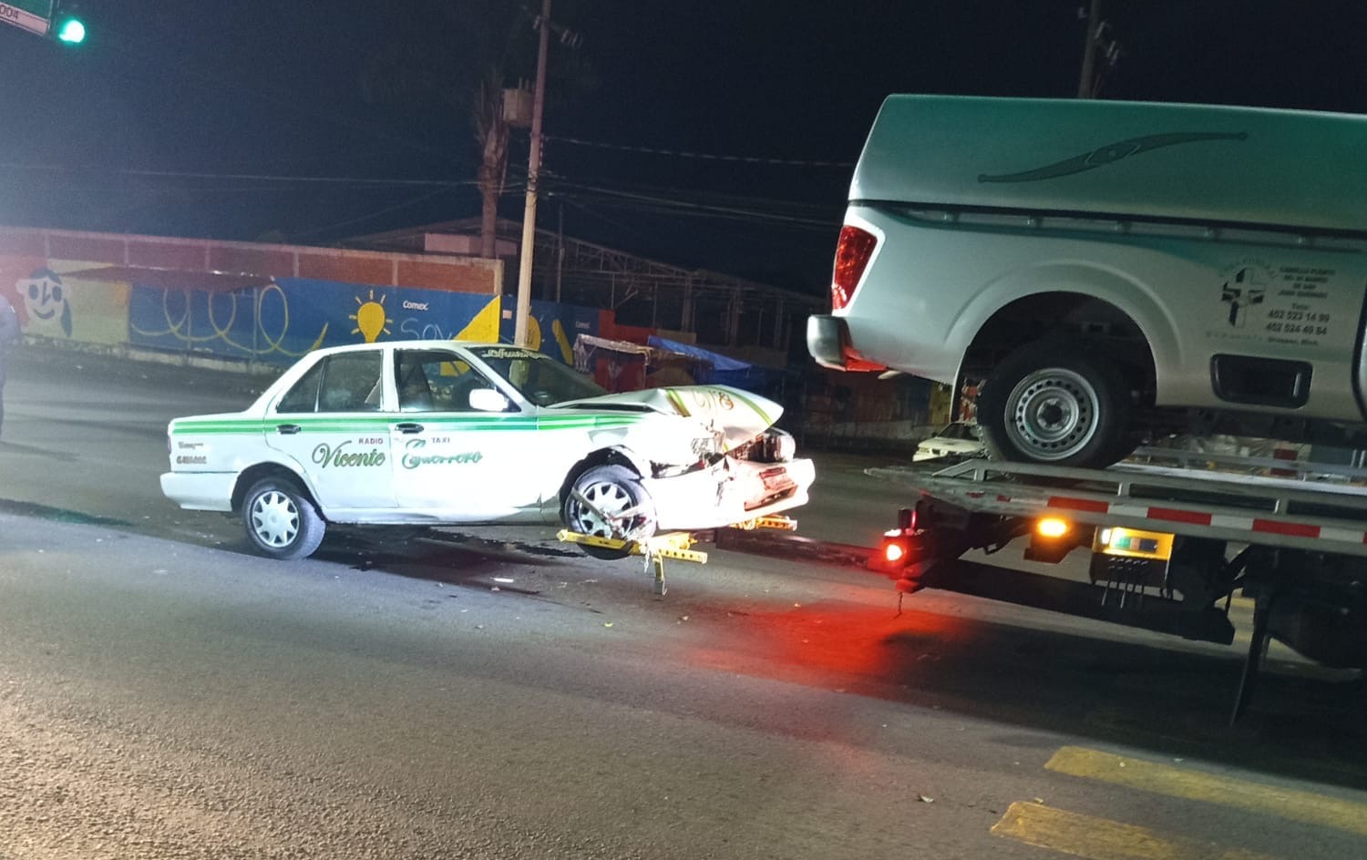 Carroza funeraria choca contra taxi, en la Calzada Benito Juárez de Uruapan 