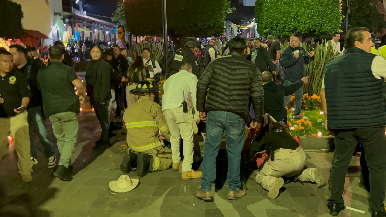 Fall3ce Carlos Manzo tras at3ntado en Uruapan; el agresor fue ab4tido y hay 2 detenid0s 